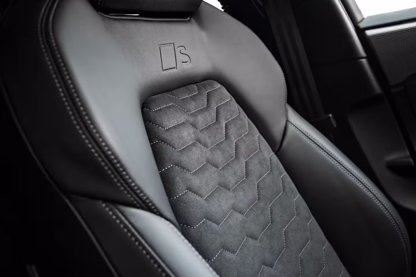 Audi A6 Avant e-tron S edition | Luchtvering | Bang&Olufsen | Trekhaak | 21 inch velgen | Leder/dinamic bekledi