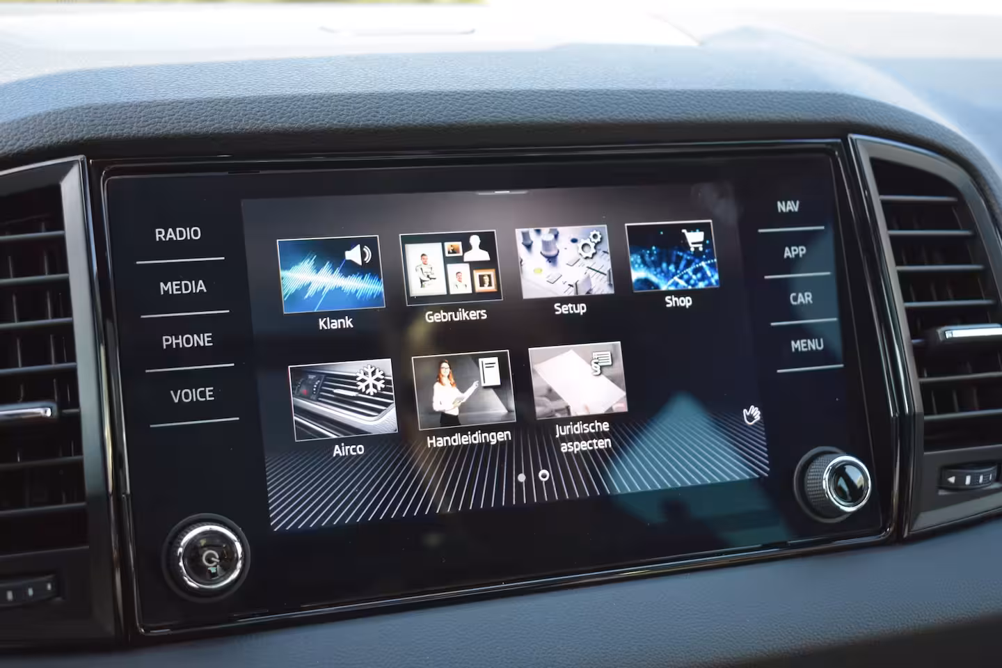 Skoda Karoq 1.5TSi ACT 150PK DSG Sportline Business | Cruise Control | PDC V+A | Stoel- en stuurwielve