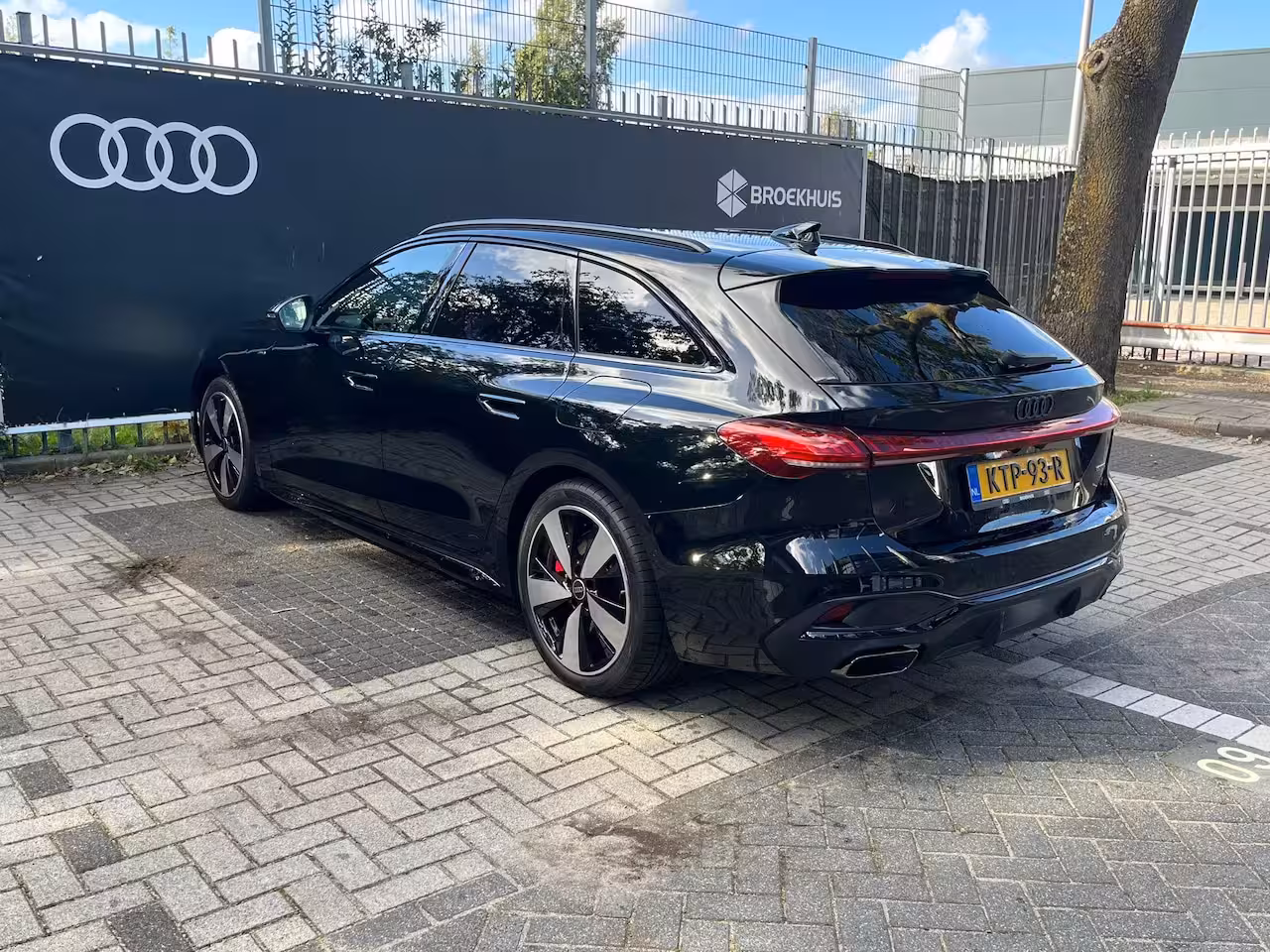 Audi A5 Avant S edition | Trekhaak | Side assist | Remzadels rood | Optiek zwart | Privacy glas |