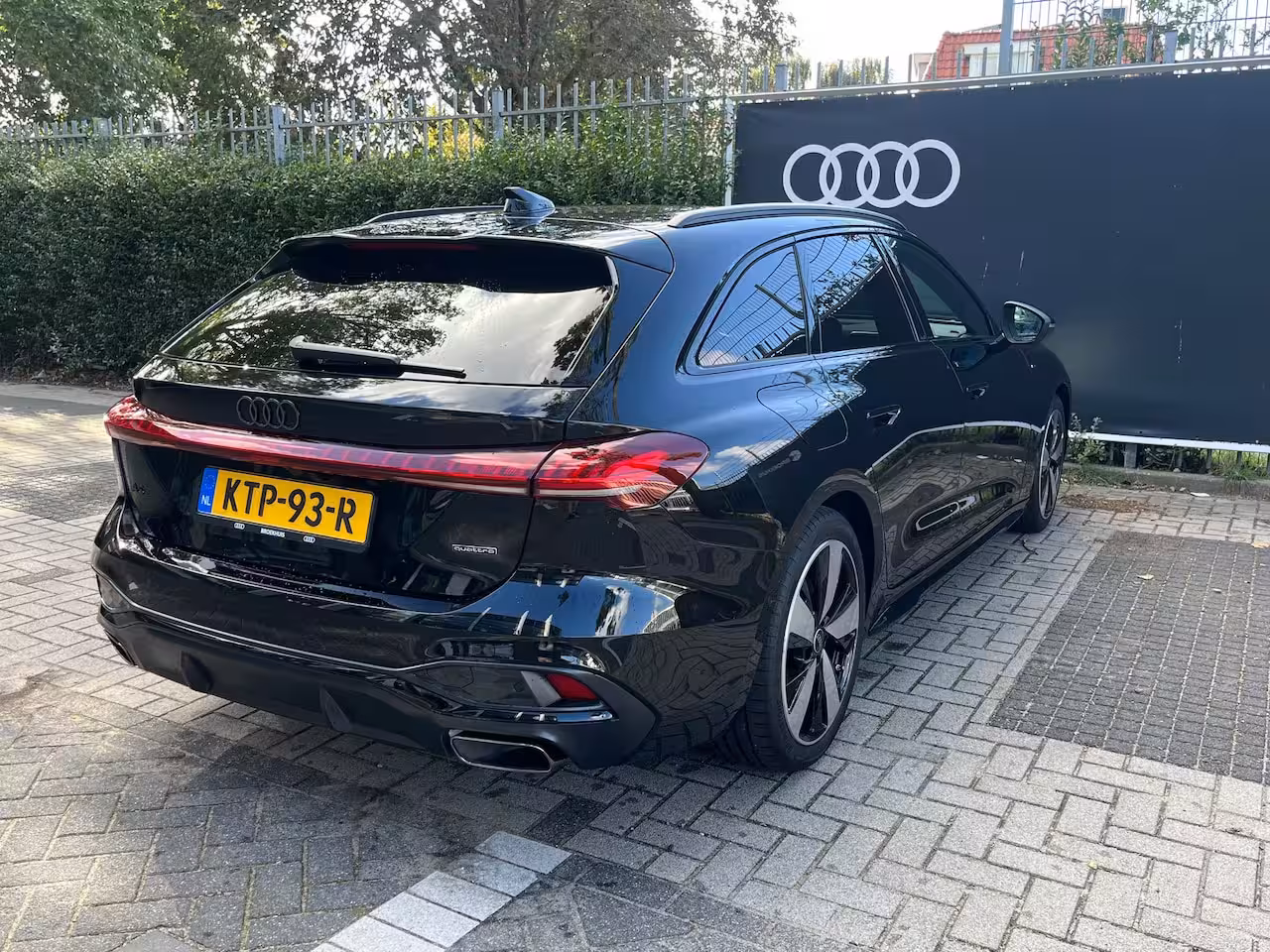 Audi A5 Avant S edition | Trekhaak | Side assist | Remzadels rood | Optiek zwart | Privacy glas |