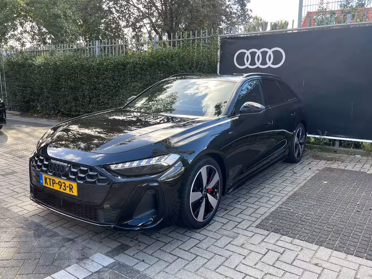 Audi A5 Avant S edition | Trekhaak | Side assist | Remzadels rood | Optiek zwart | Privacy glas |
