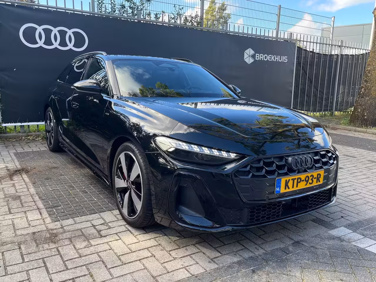 Audi A5 Avant S edition | Trekhaak | Side assist | Remzadels rood | Optiek zwart | Privacy glas |
