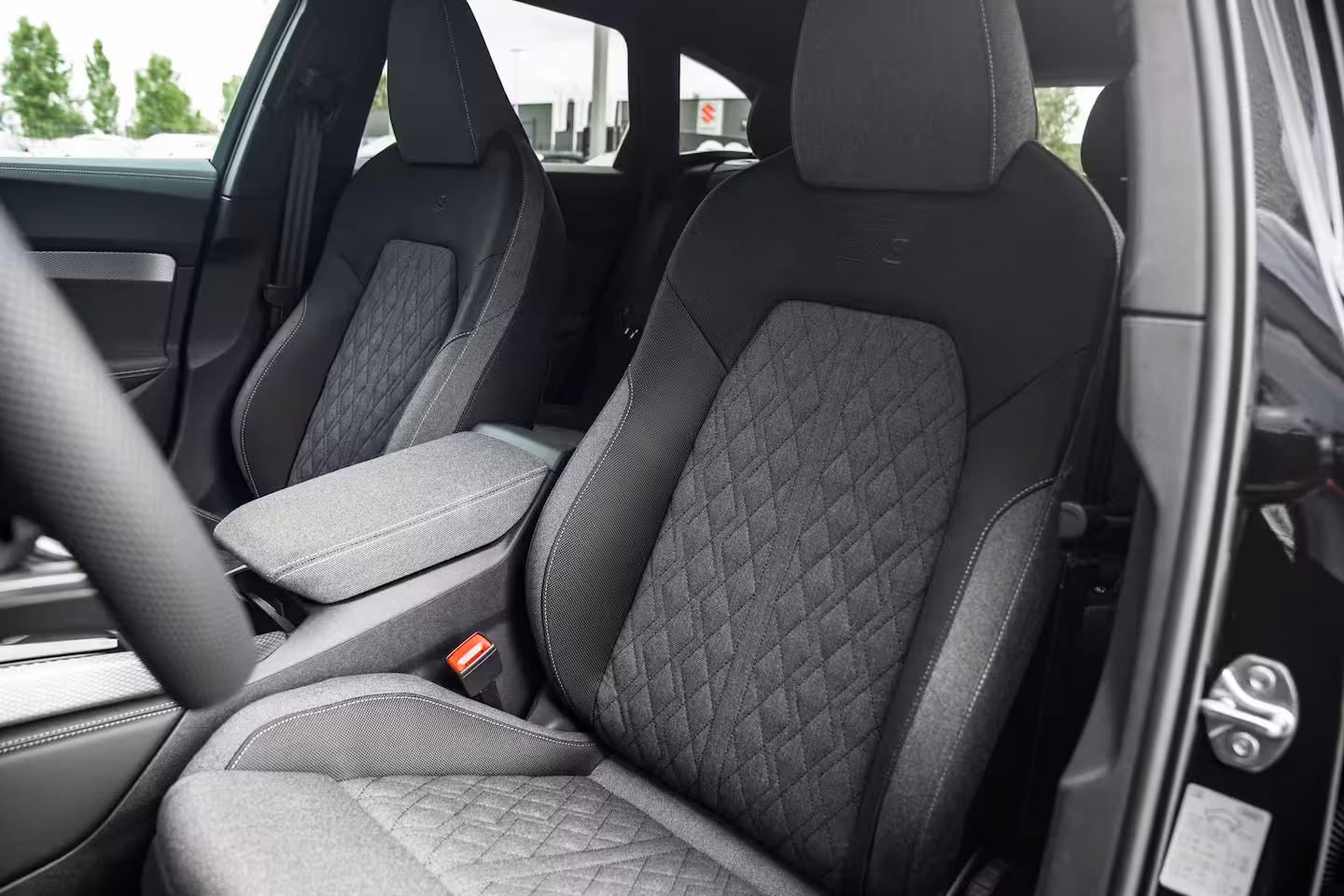 Audi A5 Avant S edition | Trekhaak | Side assist | Remzadels rood | Optiek zwart | Privacy glas |