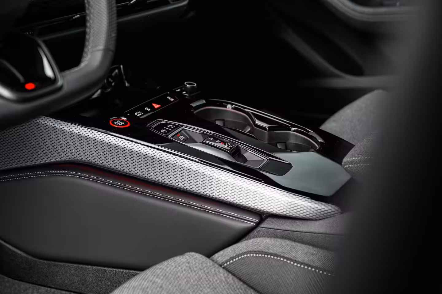 Audi A5 Avant S edition | Trekhaak | Side assist | Remzadels rood | Optiek zwart | Privacy glas |
