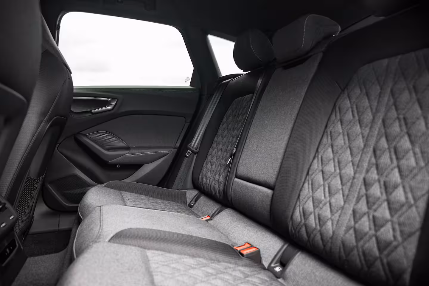 Audi A5 Avant S edition | Trekhaak | Side assist | Remzadels rood | Optiek zwart | Privacy glas |