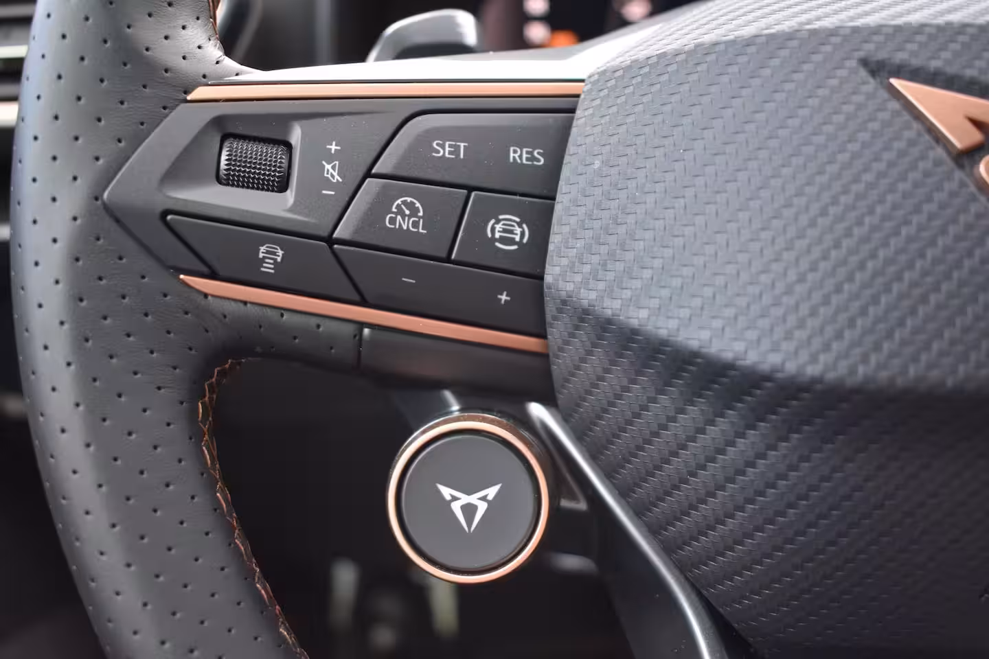 Cupra Formentor 1.5 TSI e-Hybrid 204PK PHEV | Achteruitrijcamera | ACC | Elektrische achterklep | Verwarmd