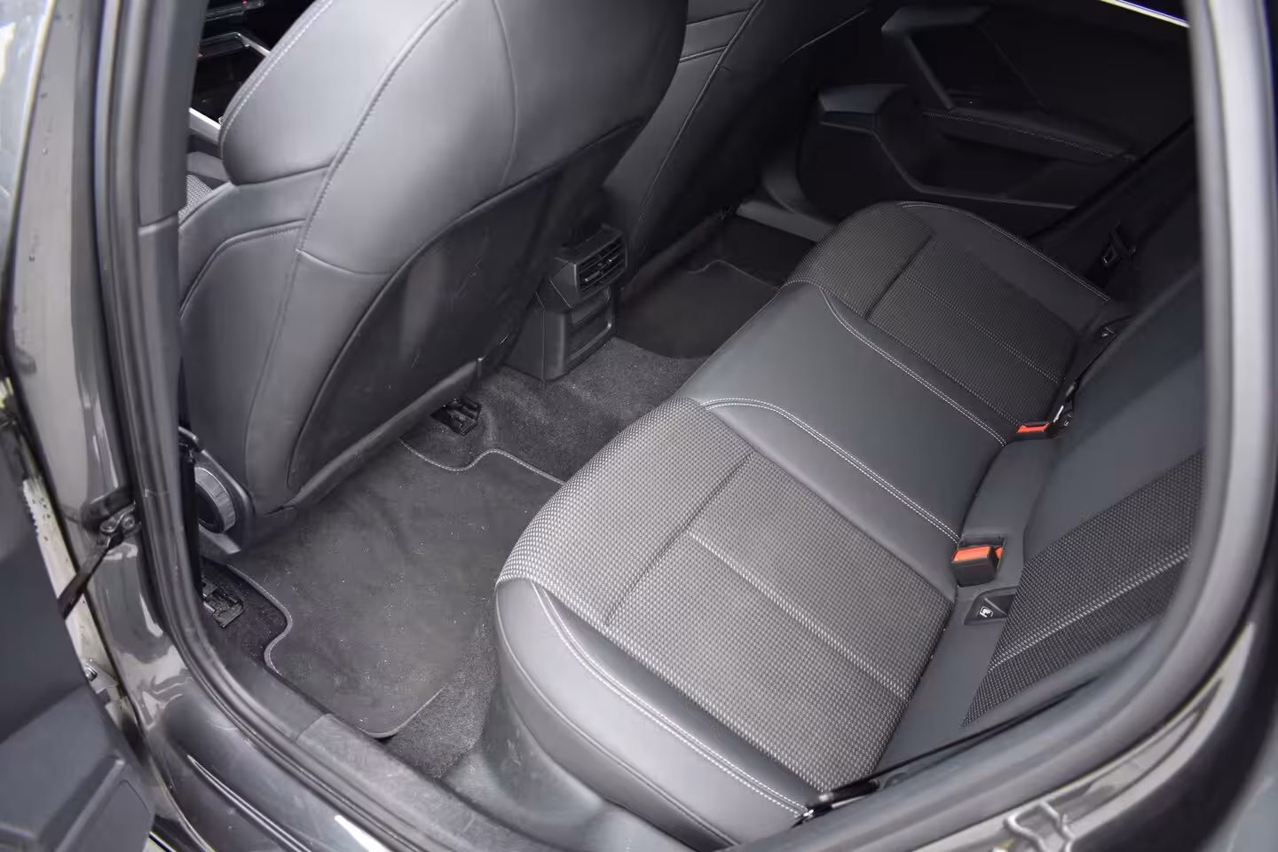 Audi A3 Limousine 30 TFSI 110PK S-tronic S Line edition | STOELVERW. | APP. CONNECT | CRUISE CONTROL | CLIMA