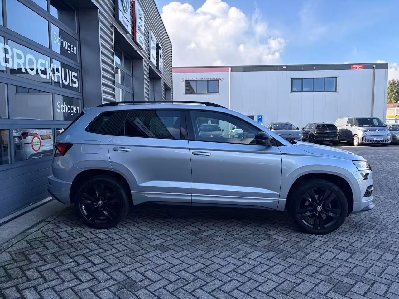 Skoda Karoq 1.5 TSI 150 pk ACT Sportline Business | Achteruitrijcamera | Stoel\stuur verwarming | Appl