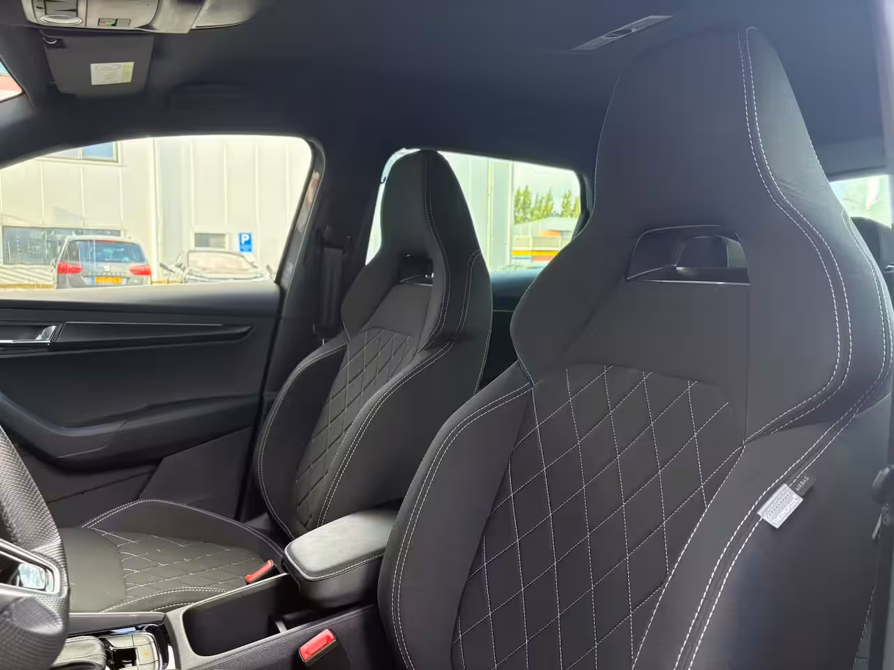 Skoda Karoq 1.5 TSI 150 pk ACT Sportline Business | Achteruitrijcamera | Stoel\stuur verwarming | Appl