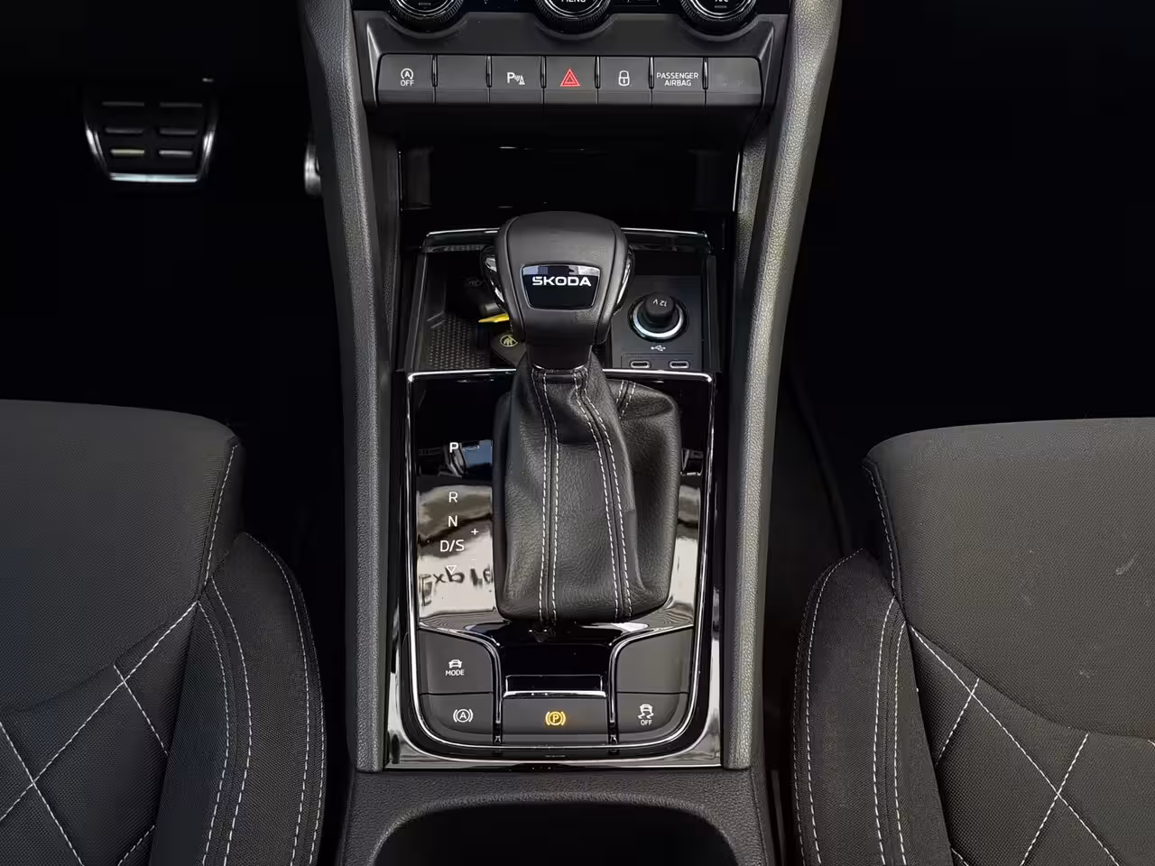 Skoda Karoq 1.5 TSI 150 pk ACT Sportline Business | Achteruitrijcamera | Stoel\stuur verwarming | Appl