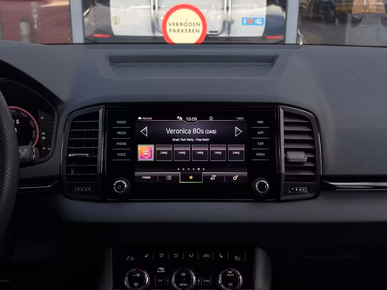 Skoda Karoq 1.5 TSI 150 pk ACT Sportline Business | Achteruitrijcamera | Stoel\stuur verwarming | Appl