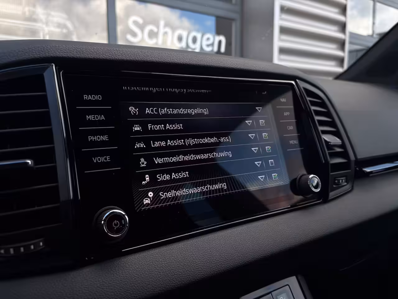 Skoda Karoq 1.5 TSI 150 pk ACT Sportline Business | Achteruitrijcamera | Stoel\stuur verwarming | Appl