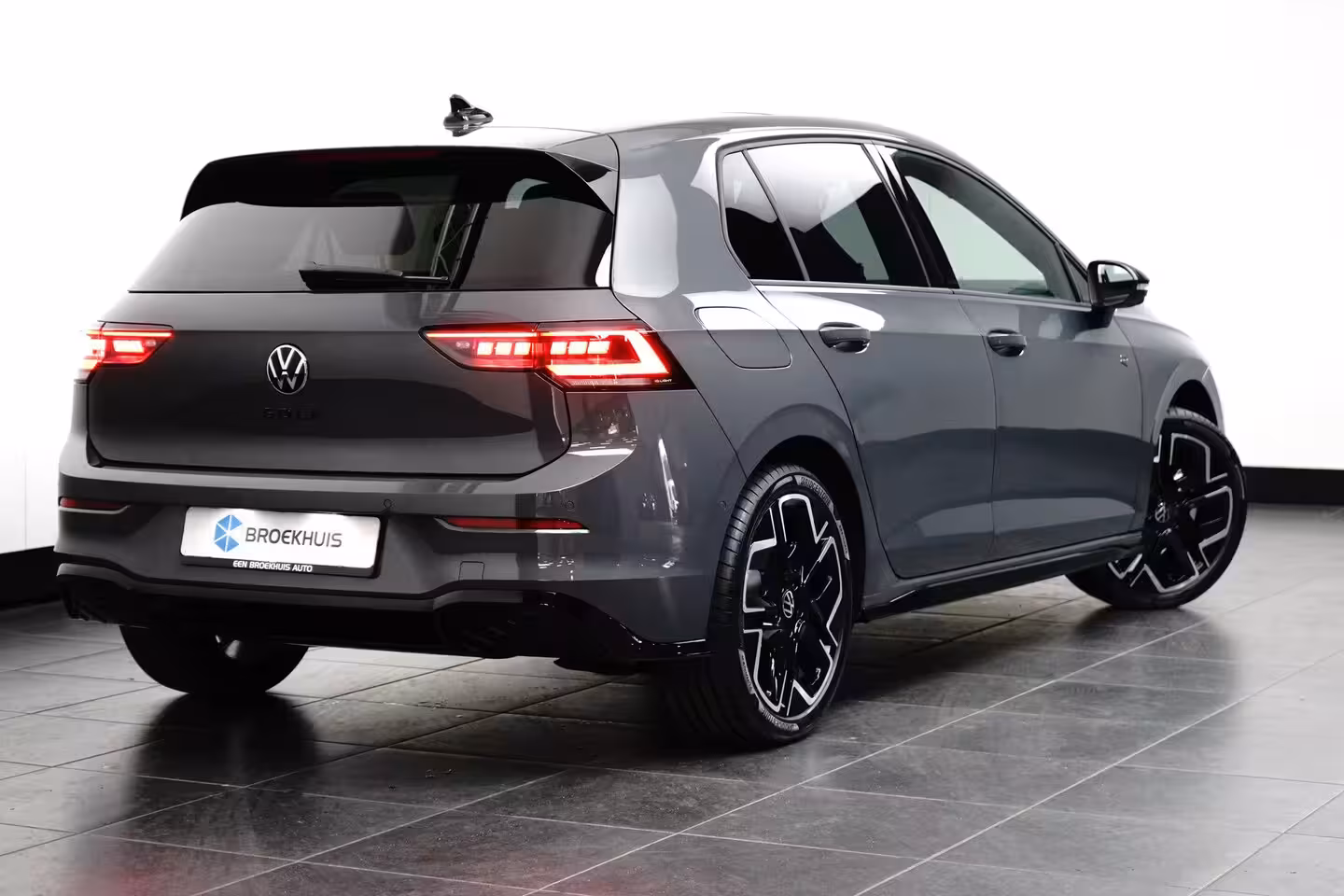 Volkswagen Golf 1.5 eTSI 150 pk R-Line | Panoramadak | 360 Camera | Matrix LED |