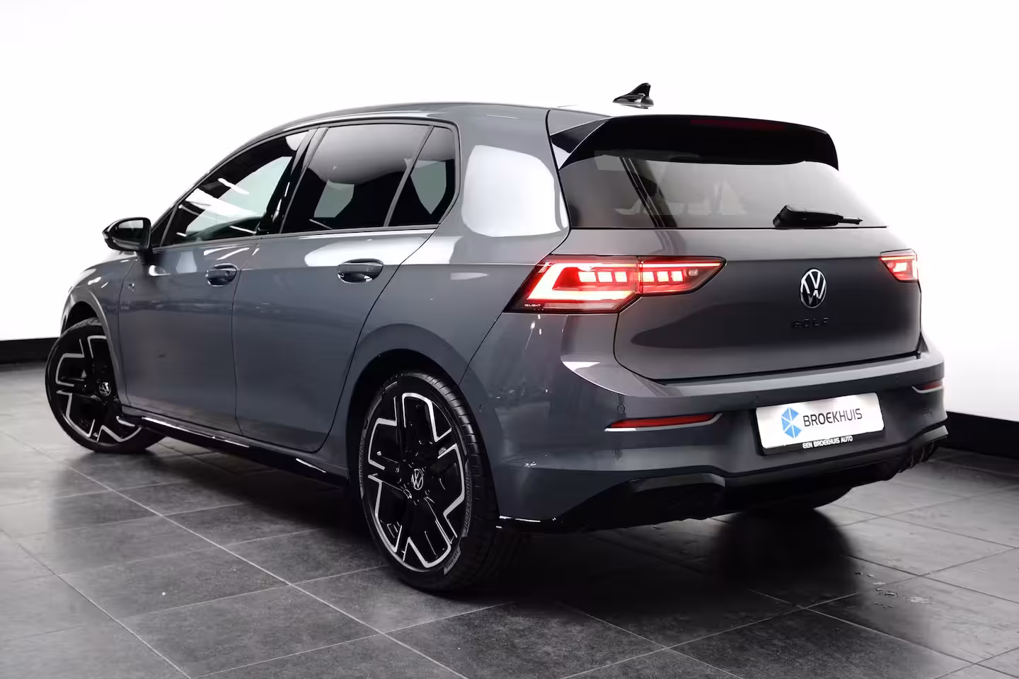 Volkswagen Golf 1.5 eTSI 150 pk R-Line | Panoramadak | 360 Camera | Matrix LED |