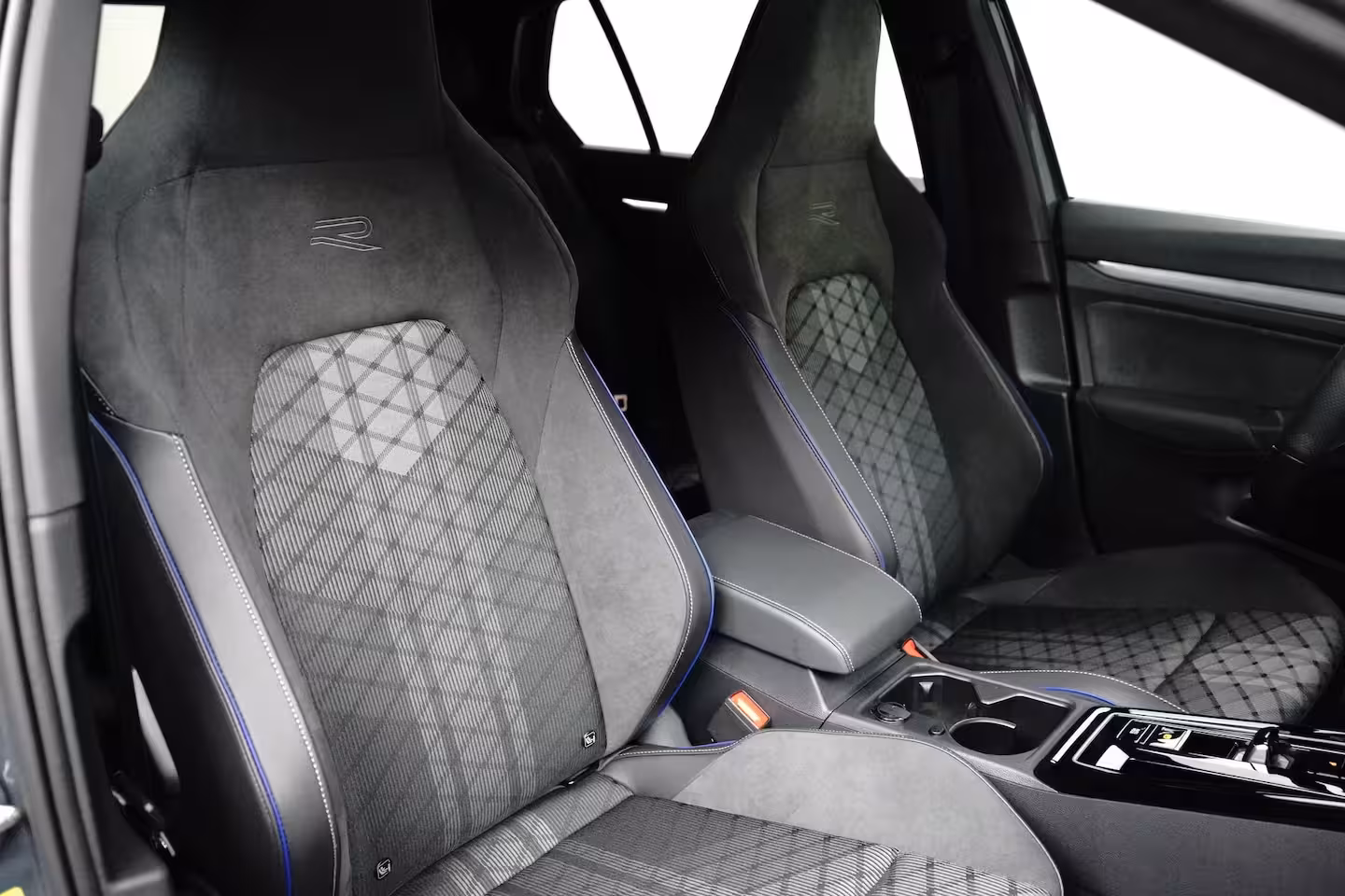 Volkswagen Golf 1.5 eTSI 150 pk R-Line | Panoramadak | 360 Camera | Matrix LED |