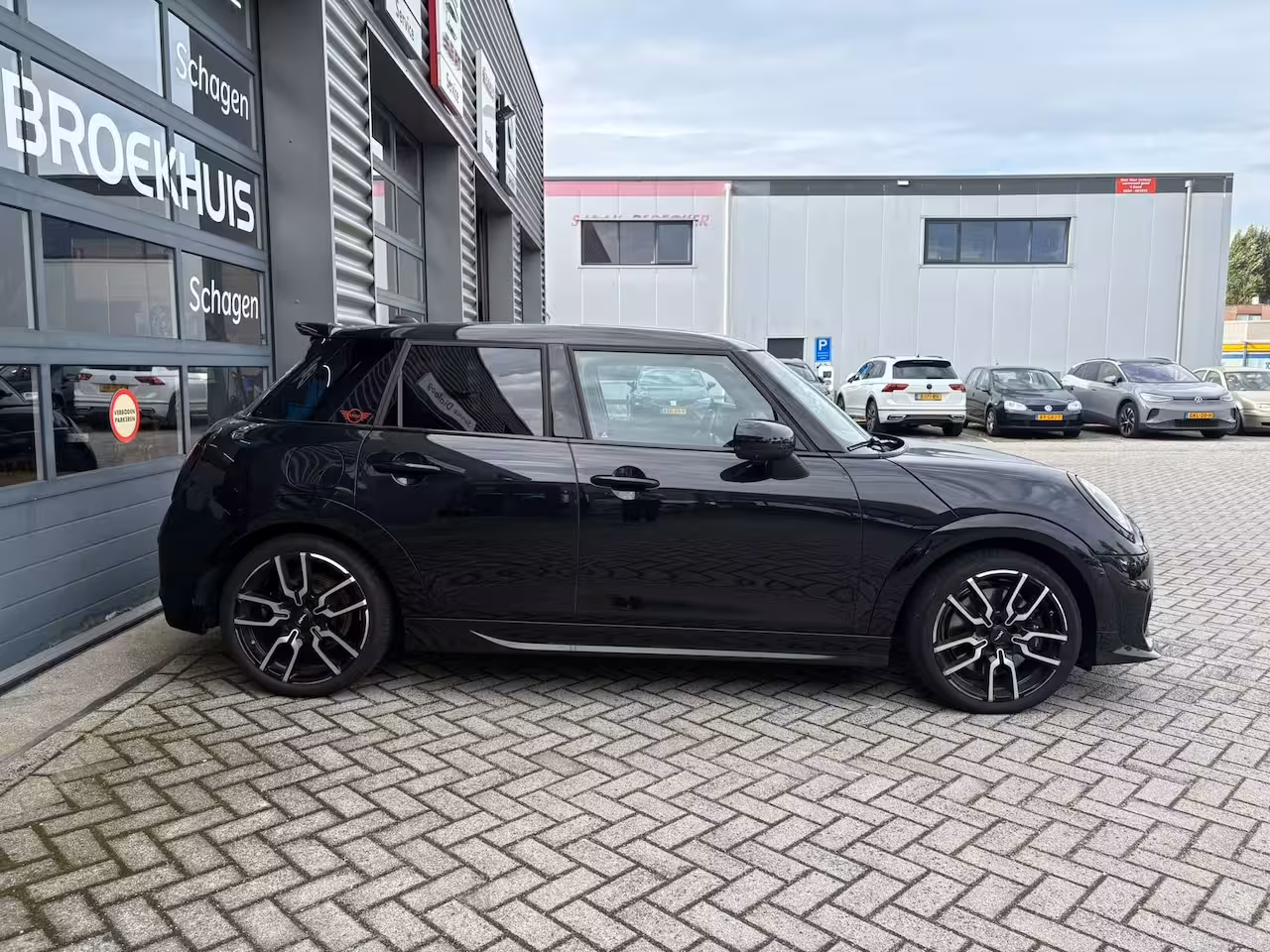 Mini 5-Deurs 2.0 Cooper S John Cooper Works XL 204 pk | Achteruitrijcamera | Panoramadak | Apple Carpla