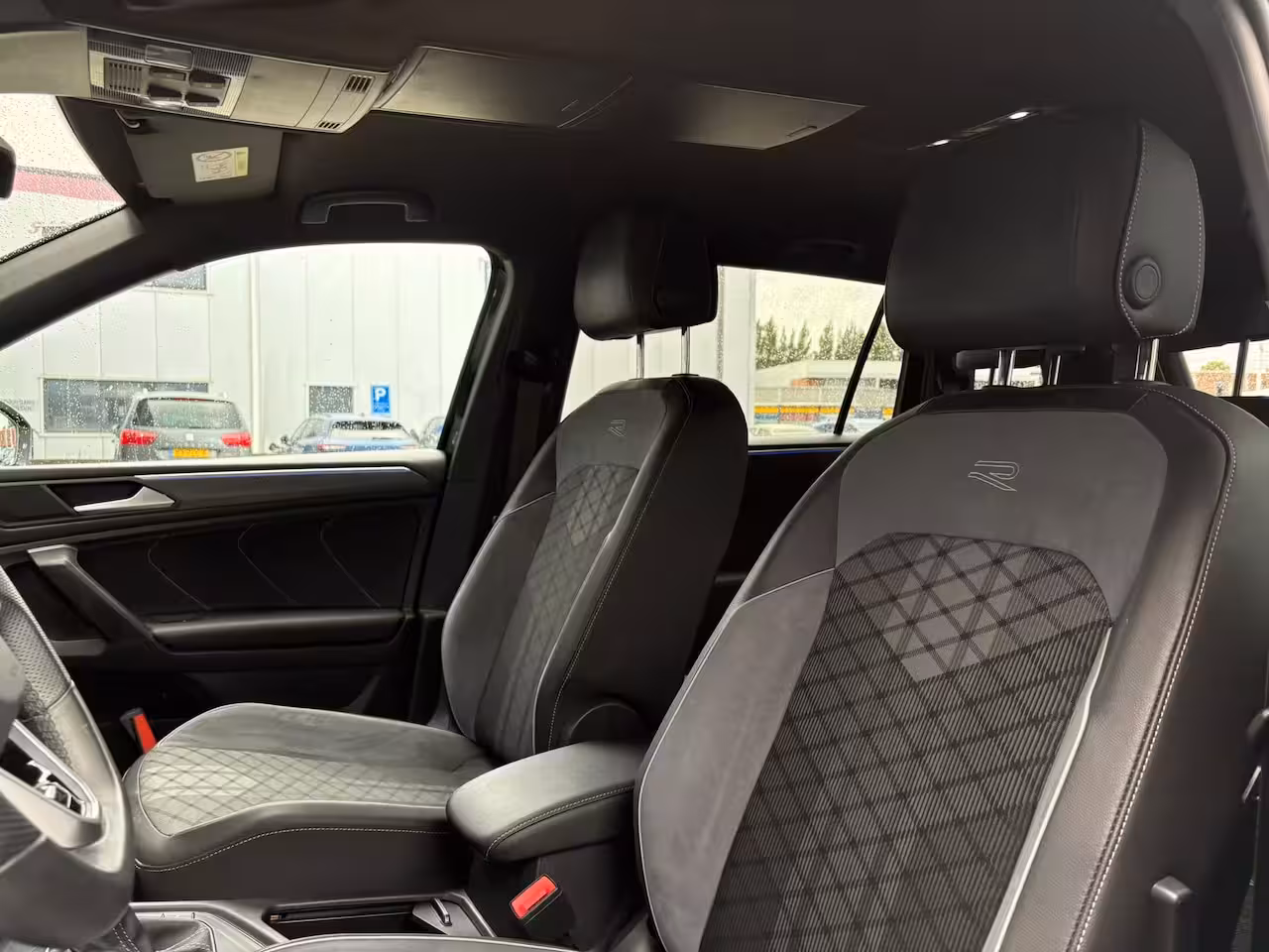 Volkswagen Tiguan Allspace 1.5 TSI 150 pk R-Line Business 7pers. 7-DSG | Trekhaak wegklapbaar | Apple Carplay | Stoel