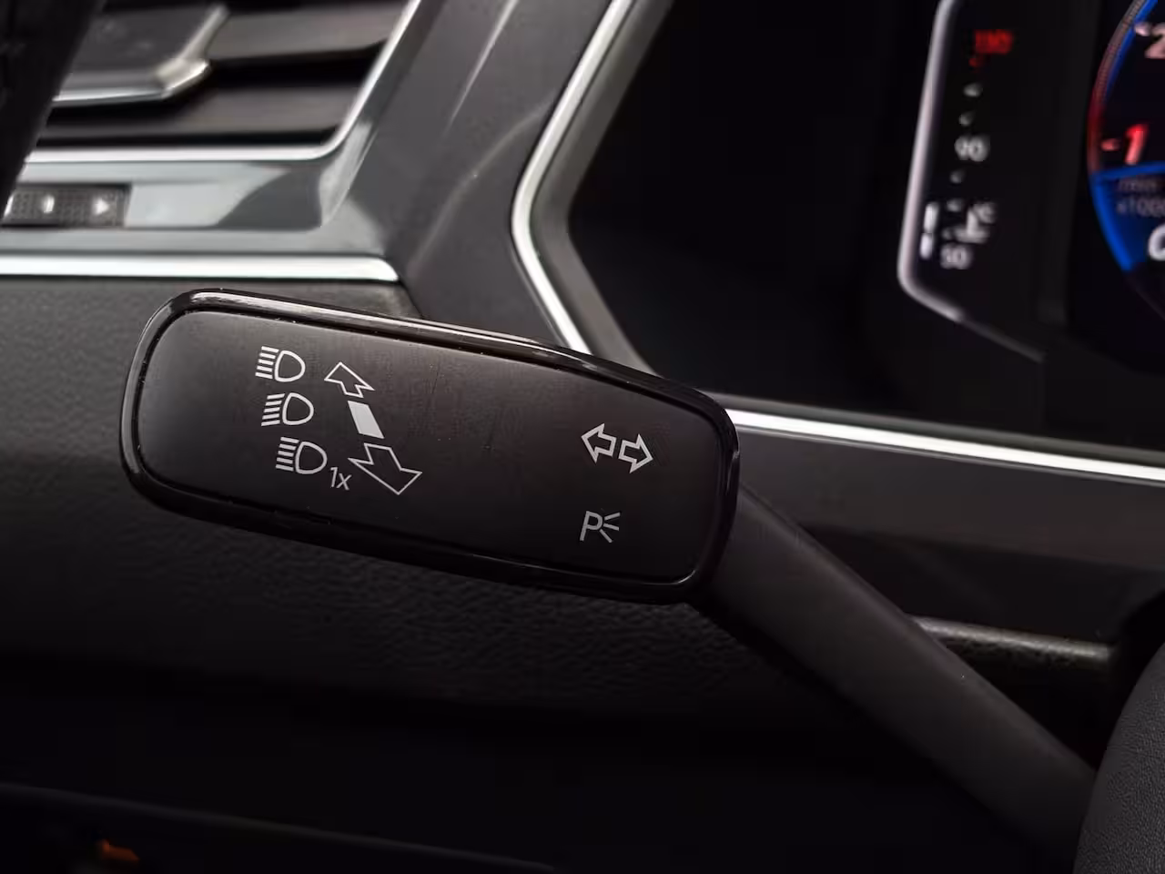 Volkswagen Tiguan Allspace 1.5 TSI 150 pk R-Line Business 7pers. 7-DSG | Trekhaak wegklapbaar | Apple Carplay | Stoel