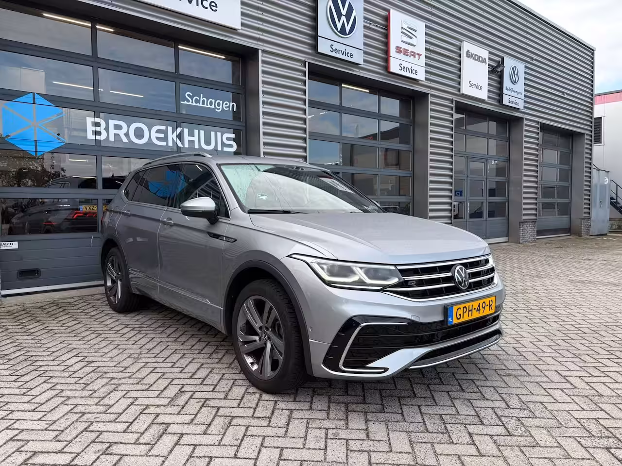 Volkswagen Tiguan Allspace 1.5 TSI 150 pk DSG R-Line Business 7pers. | Wegklapbare Trekhaak | Achteruitrijcamera | Ap