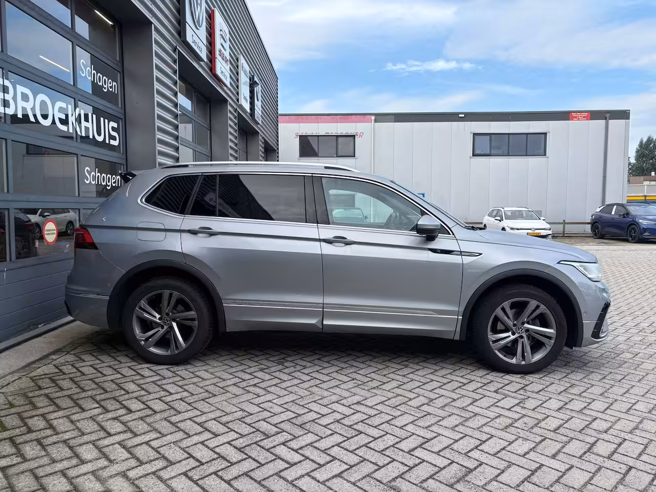 Volkswagen Tiguan Allspace 1.5 TSI 150 pk DSG R-Line Business 7pers. | Wegklapbare Trekhaak | Achteruitrijcamera | Ap