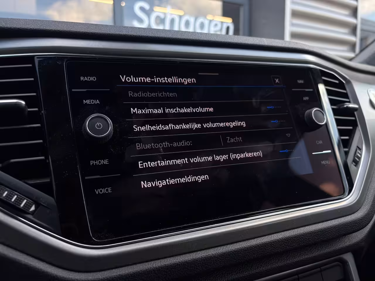 Volkswagen T-Roc 1.5 TSI 150 pk Style 7-DSG | Achteruitrijcamera | Cruise control adaptief | LED koplampen
