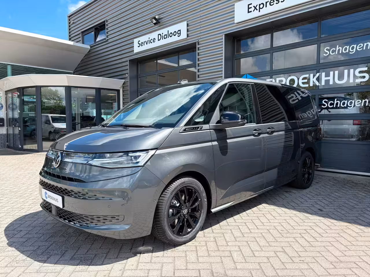 Volkswagen Multivan eHybrid 4MOTION L2 | Bulli | Glazen Dak | Trekhaak | 4 Seizoenen banden | Vis-A-Vis | IQ-L