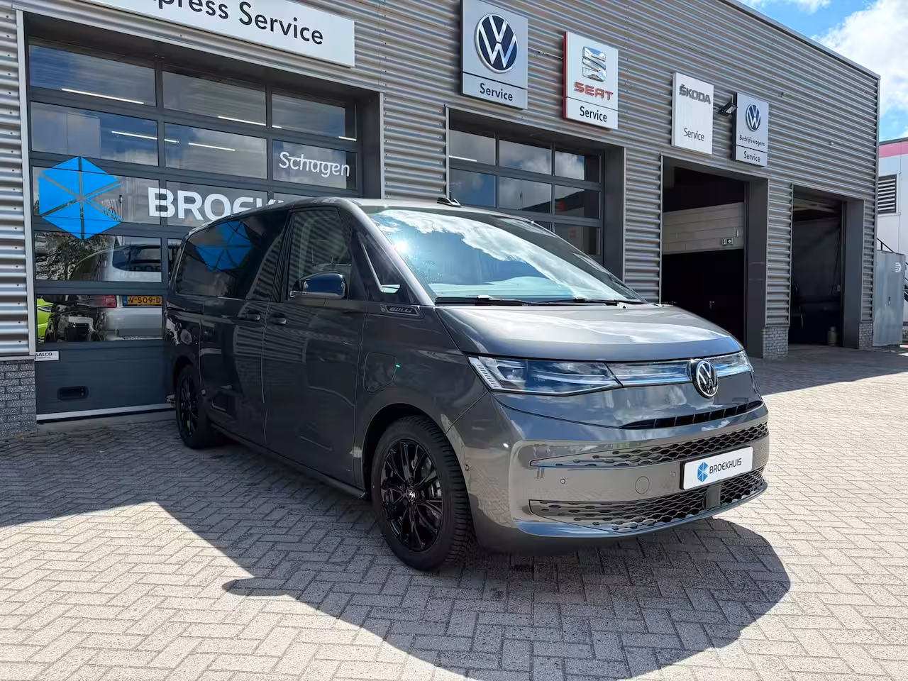 Volkswagen Multivan eHybrid 4MOTION L2 | Bulli | Glazen Dak | Trekhaak | 4 Seizoenen banden | Vis-A-Vis | IQ-L