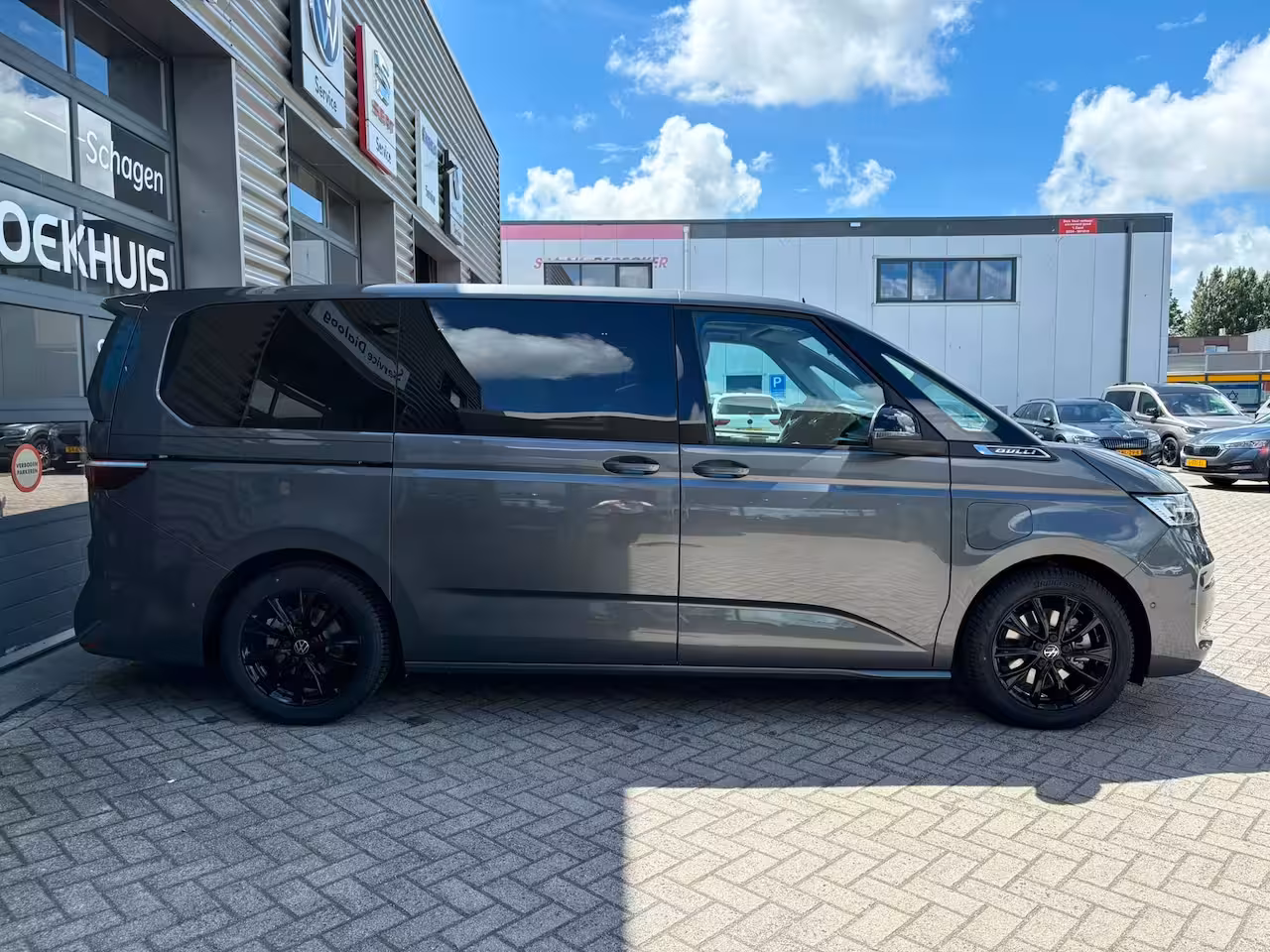 Volkswagen Multivan eHybrid 4MOTION L2 | Bulli | Glazen Dak | Trekhaak | 4 Seizoenen banden | Vis-A-Vis | IQ-L