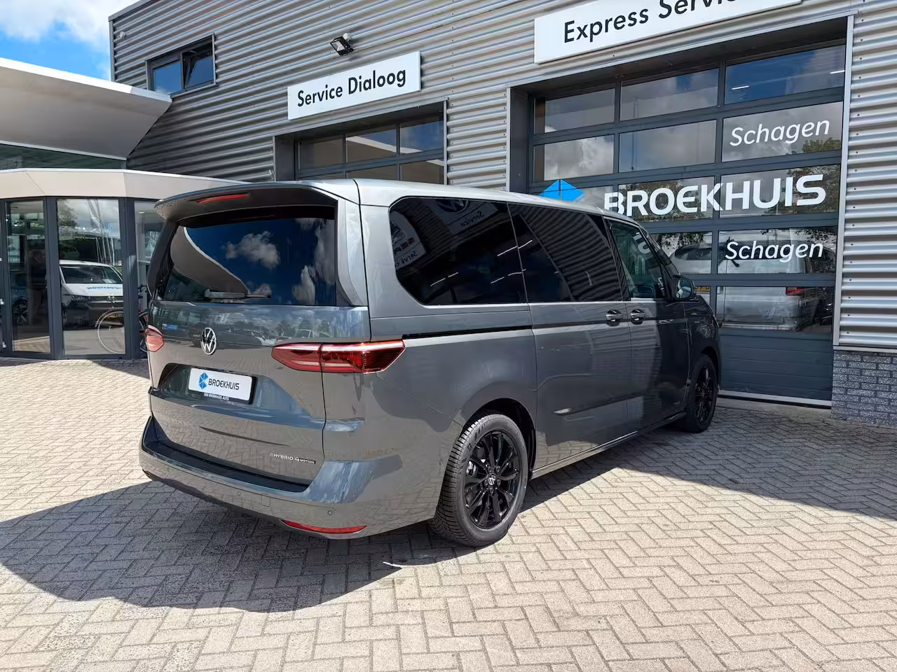 Volkswagen Multivan eHybrid 4MOTION L2 | Bulli | Glazen Dak | Trekhaak | 4 Seizoenen banden | Vis-A-Vis | IQ-L