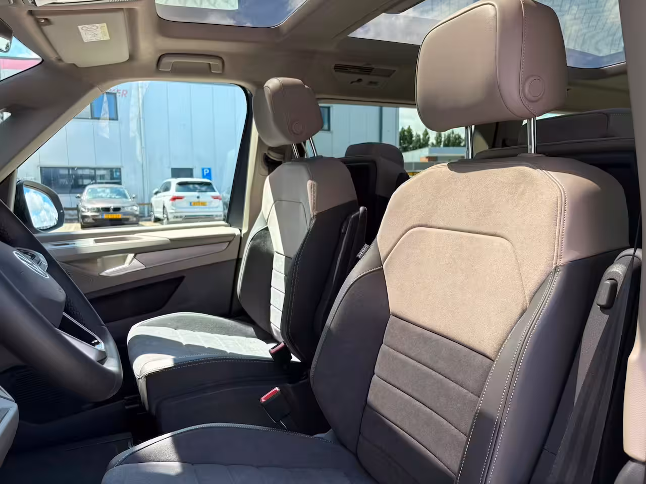 Volkswagen Multivan eHybrid 4MOTION L2 | Bulli | Glazen Dak | Trekhaak | 4 Seizoenen banden | Vis-A-Vis | IQ-L