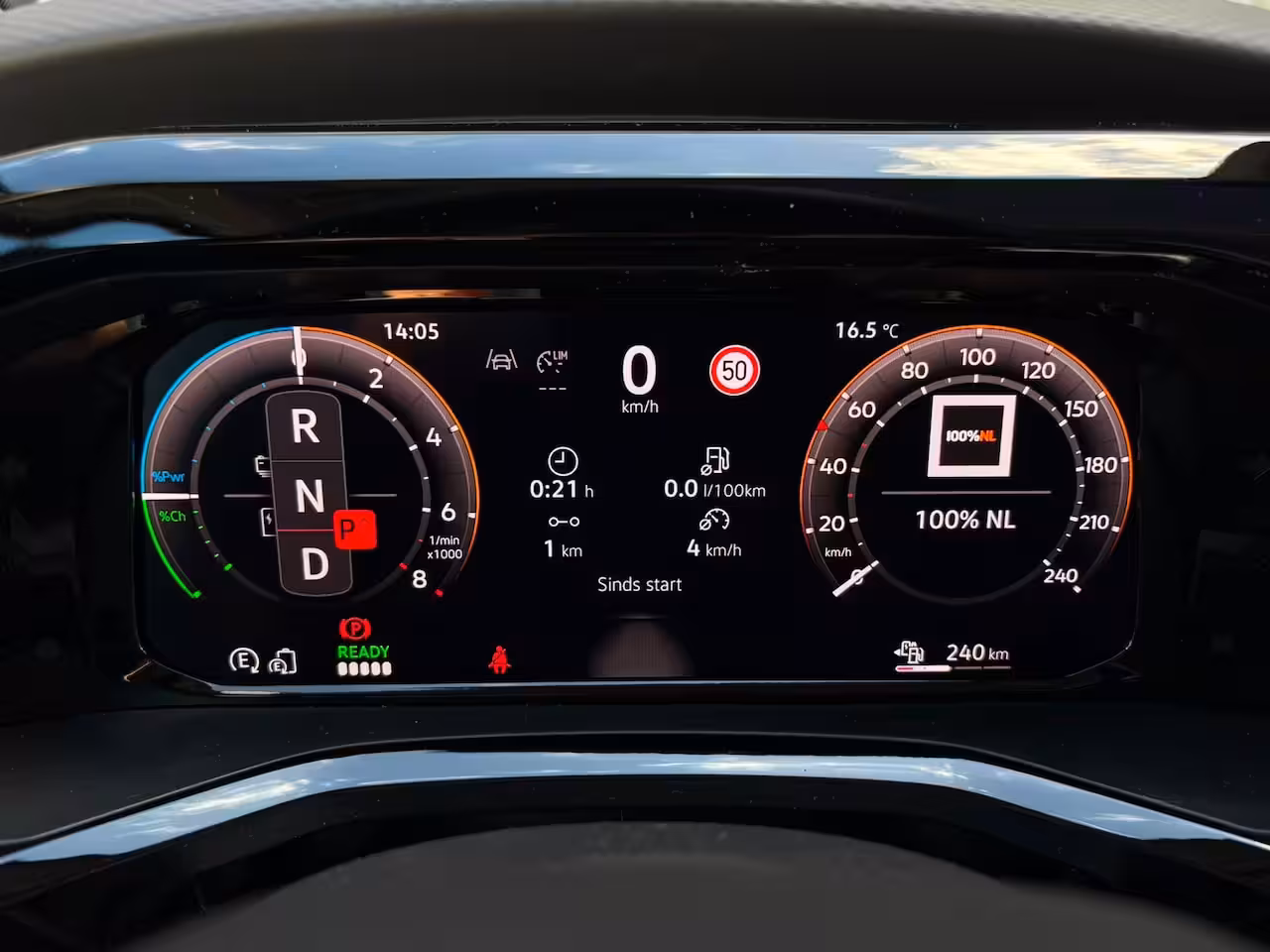 Volkswagen Multivan eHybrid 4MOTION L2 | Bulli | Glazen Dak | Trekhaak | 4 Seizoenen banden | Vis-A-Vis | IQ-L
