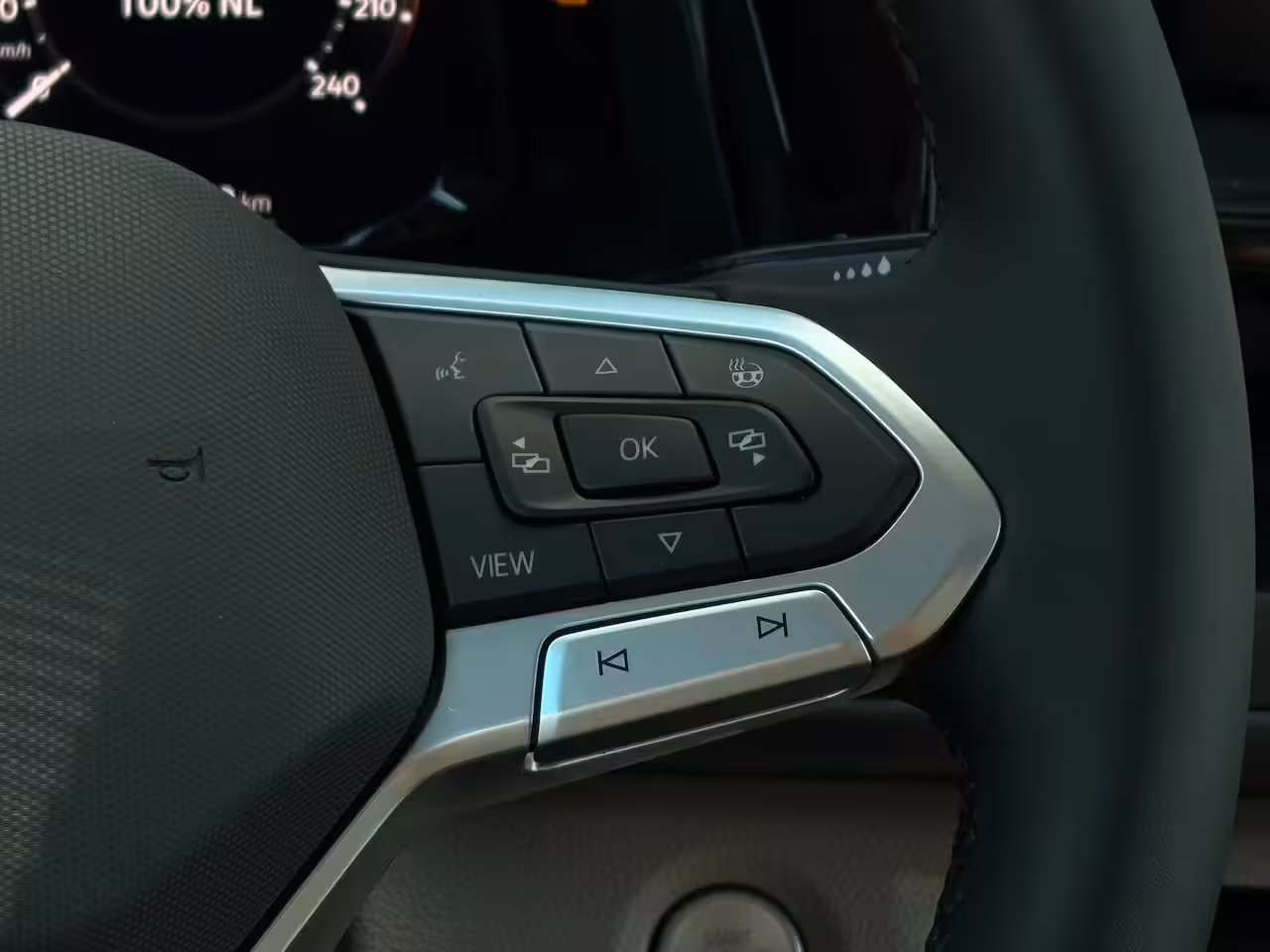 Volkswagen Multivan eHybrid 4MOTION L2 | Bulli | Glazen Dak | Trekhaak | 4 Seizoenen banden | Vis-A-Vis | IQ-L
