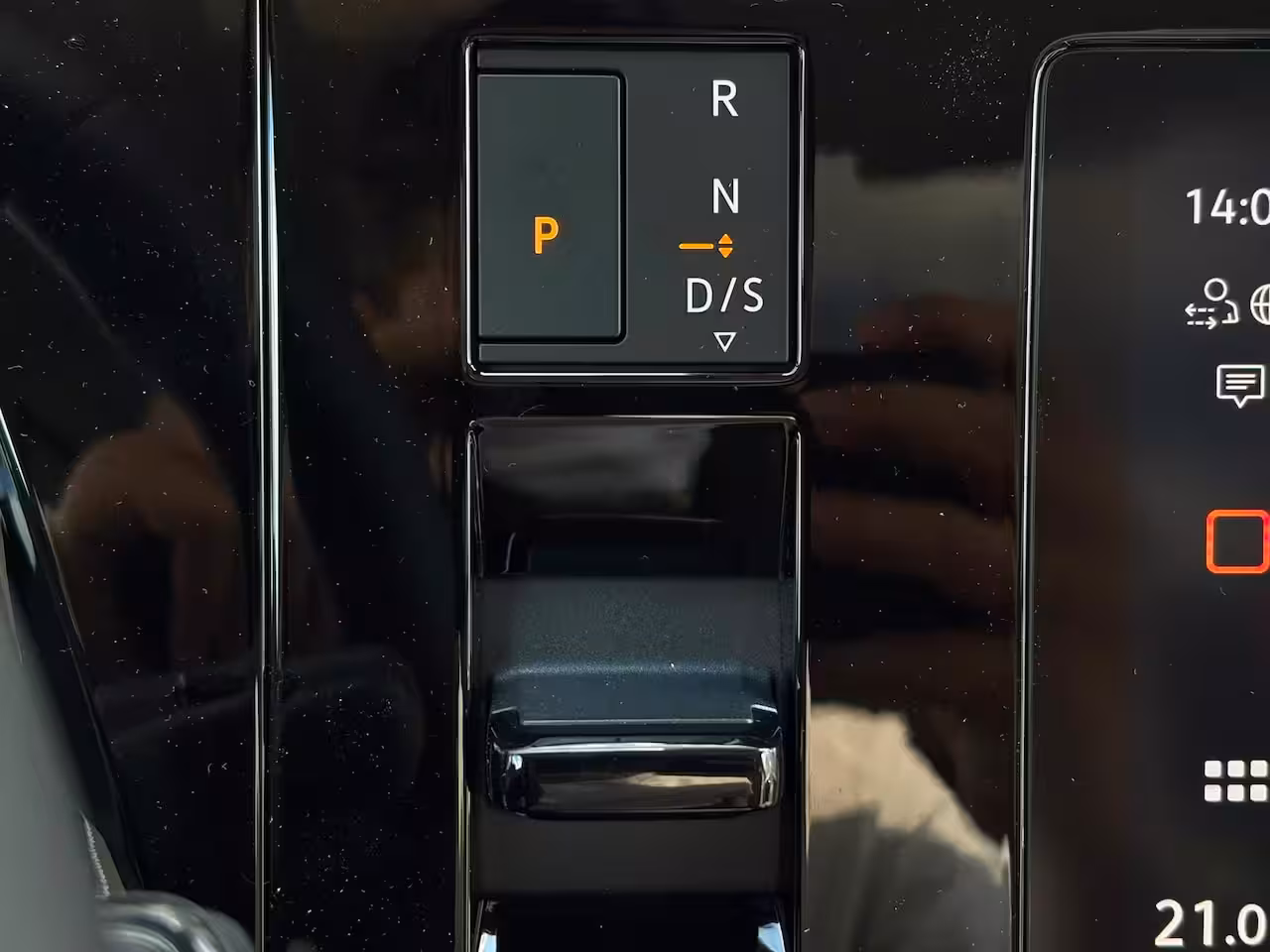 Volkswagen Multivan eHybrid 4MOTION L2 | Bulli | Glazen Dak | Trekhaak | 4 Seizoenen banden | Vis-A-Vis | IQ-L