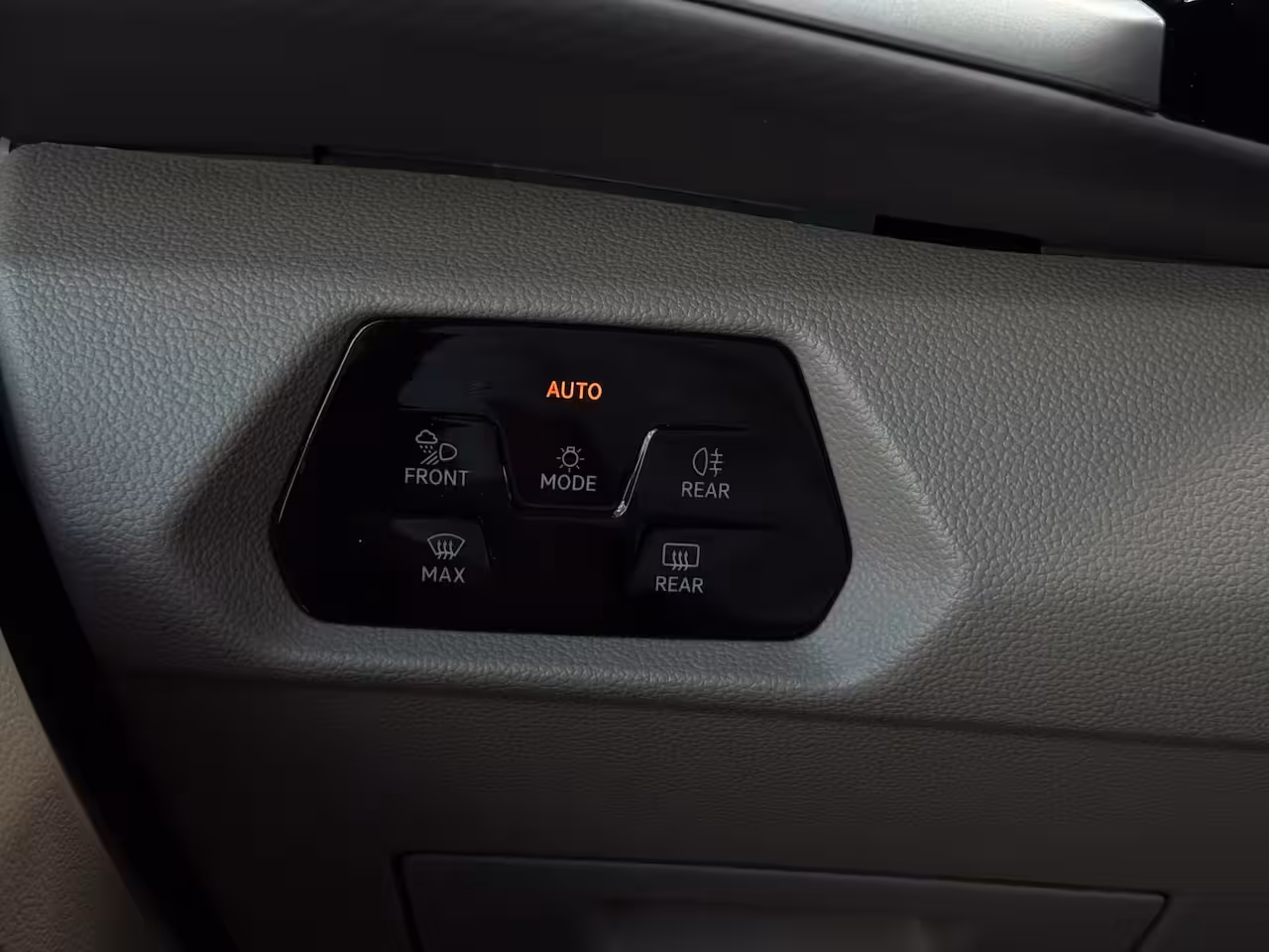 Volkswagen Multivan eHybrid 4MOTION L2 | Bulli | Glazen Dak | Trekhaak | 4 Seizoenen banden | Vis-A-Vis | IQ-L