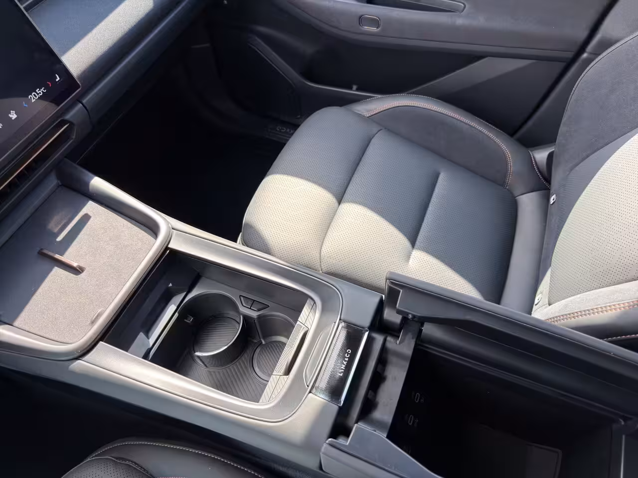 Lynk & Co 08 1.5 More | Achterbank verwarmd | Airco separaat achter | Apple Carplay/Android Auto|telefo