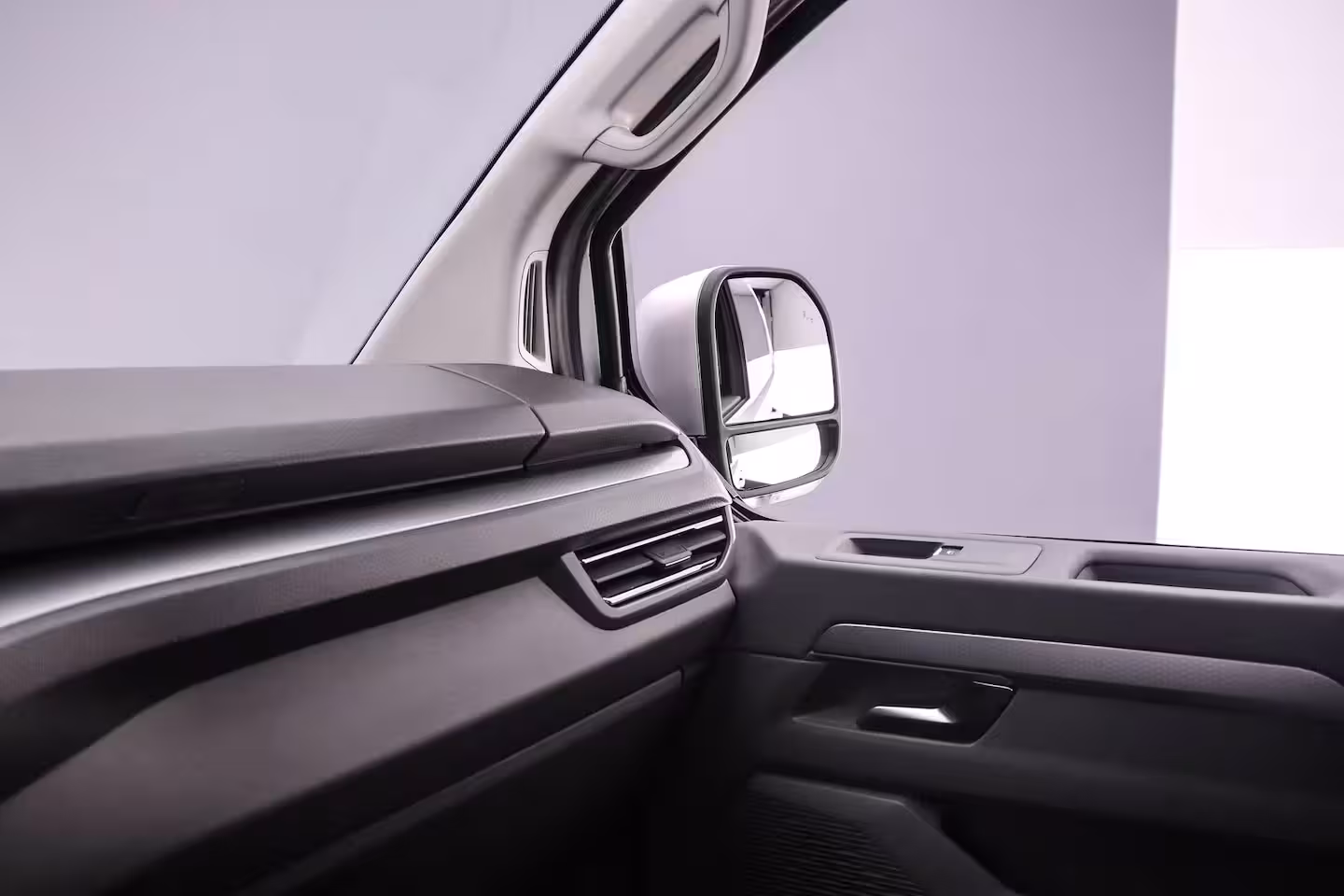Volkswagen Transporter 2.5 233pk Automaat PHEV L2 Bulli | 2x Schuifdeur | LED Matrix koplampen | Wegklapbare Trek