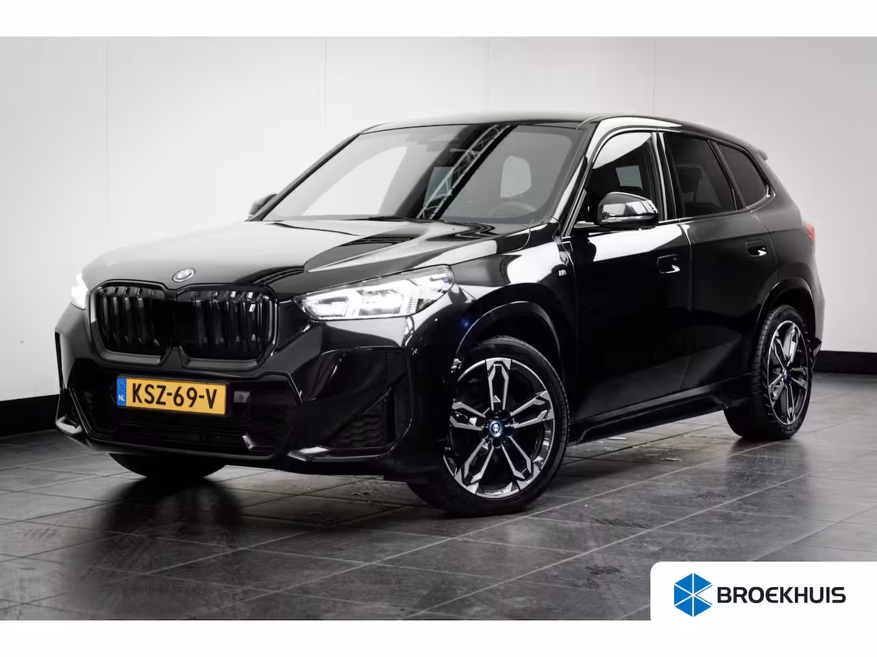 BMW iX1 xDrive30 67 kWh M Sport Edition 313PK | M- Sport | Stoel+Stuurwielverwarming | Camer Achte