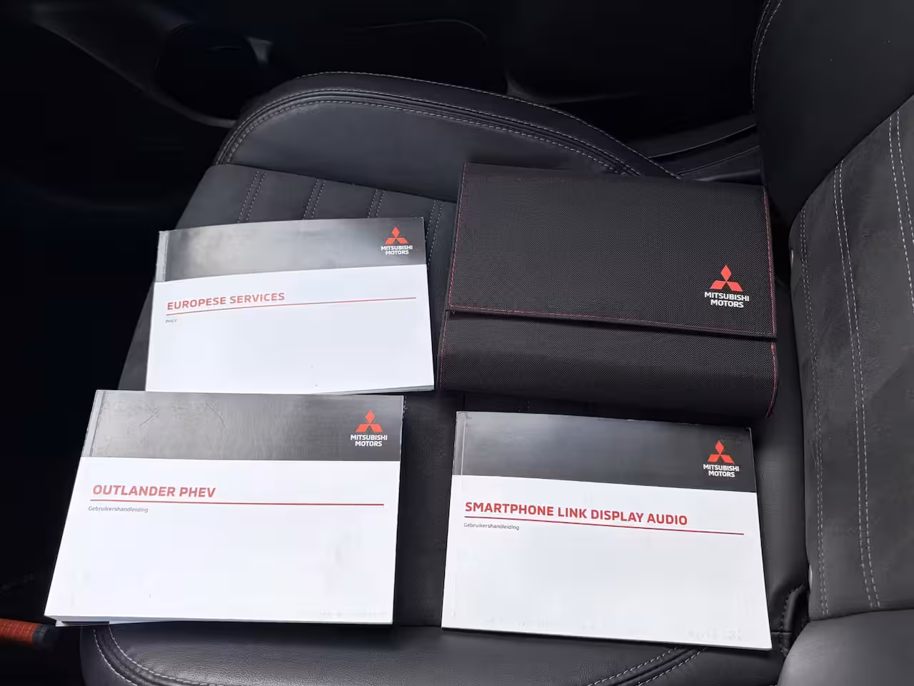 Mitsubishi Outlander 2.4 PHEV Intense / Trekhaak ( 1500 kg ) / Apple Carplay/Android Auto / Cruise control / |