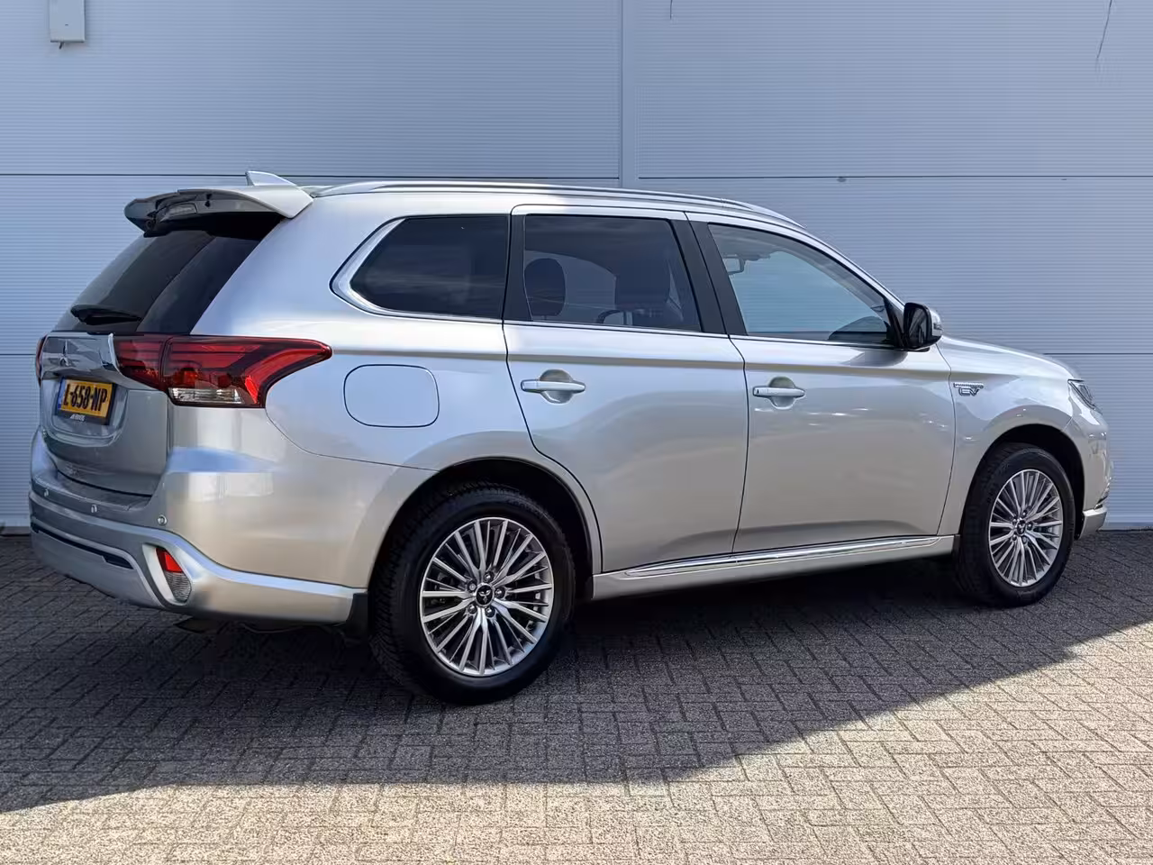 Mitsubishi Outlander 2.4 PHEV Intense / Trekhaak ( 1500 kg ) / Apple Carplay/Android Auto / Cruise control / |
