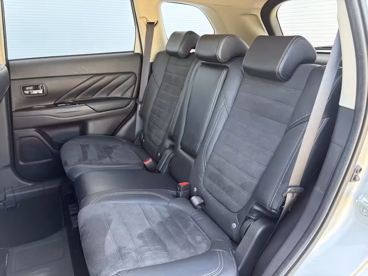 Mitsubishi Outlander 2.4 PHEV Intense / Trekhaak ( 1500 kg ) / Apple Carplay/Android Auto / Cruise control / |