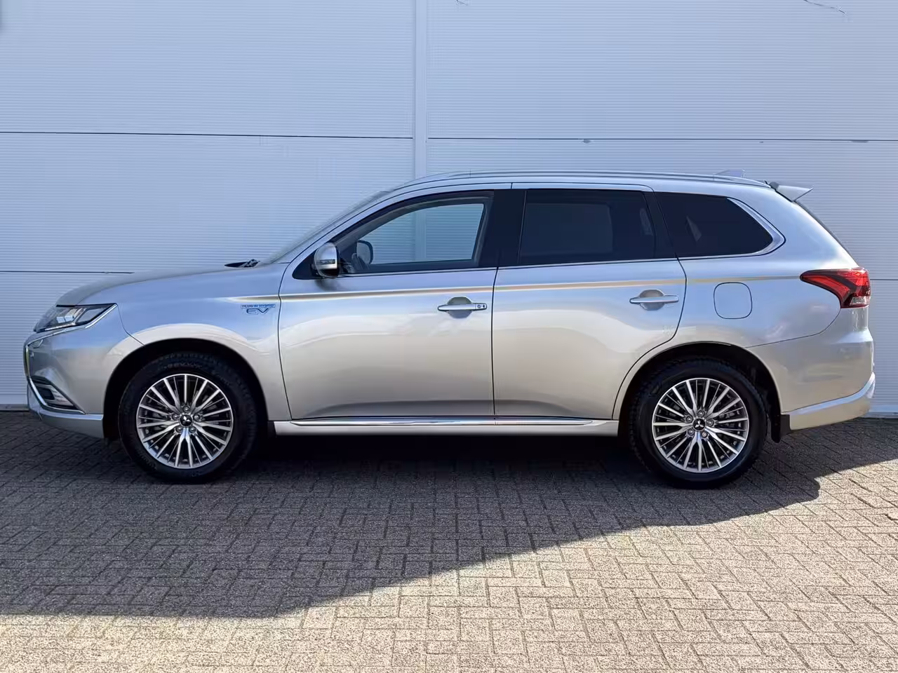 Mitsubishi Outlander 2.4 PHEV Intense / Trekhaak ( 1500 kg ) / Apple Carplay/Android Auto / Cruise control / |