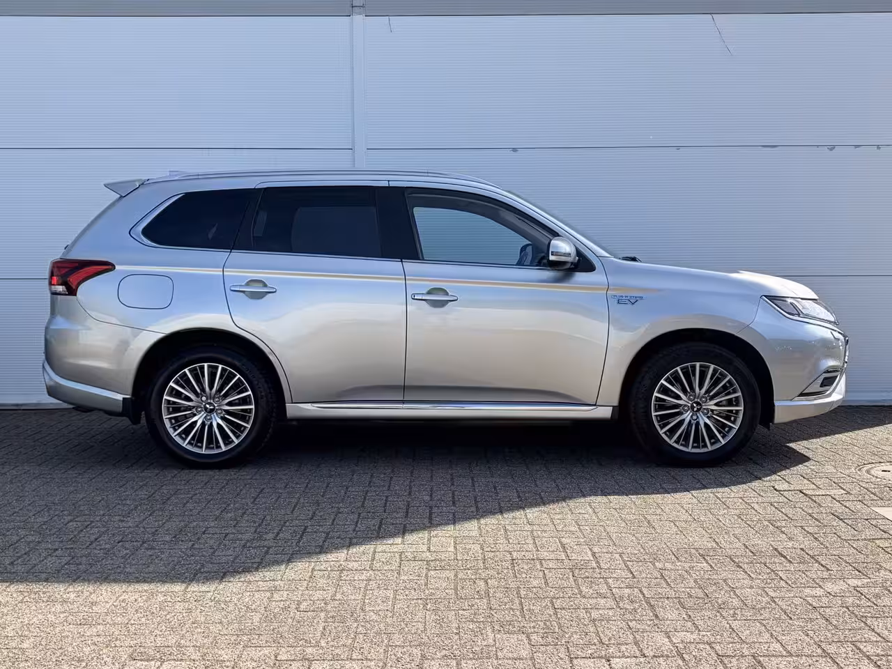 Mitsubishi Outlander 2.4 PHEV Intense / Trekhaak ( 1500 kg ) / Apple Carplay/Android Auto / Cruise control / |