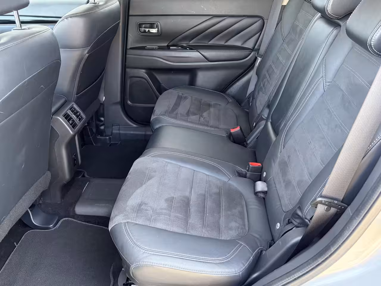 Mitsubishi Outlander 2.4 PHEV Intense / Trekhaak ( 1500 kg ) / Apple Carplay/Android Auto / Cruise control / |