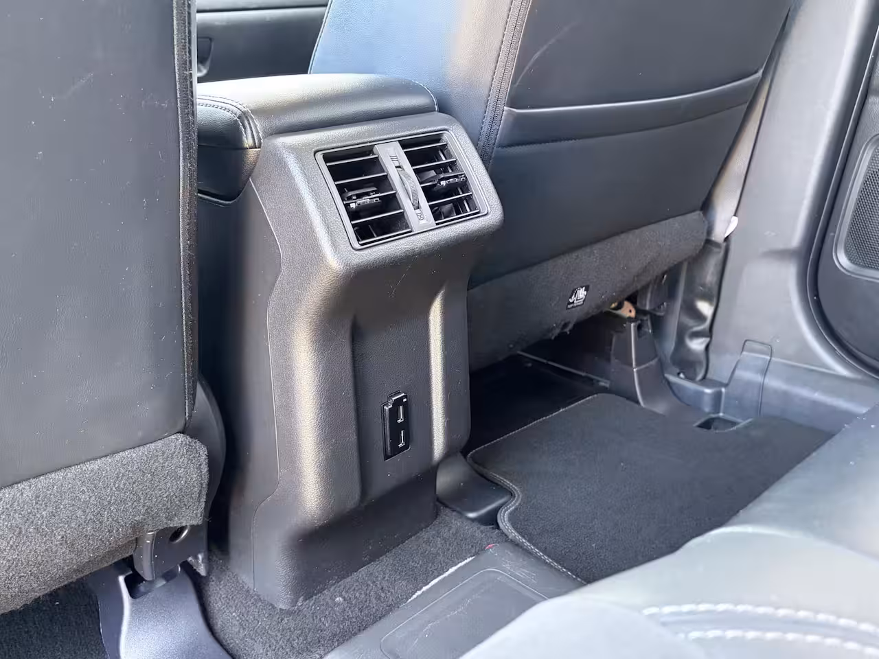 Mitsubishi Outlander 2.4 PHEV Intense / Trekhaak ( 1500 kg ) / Apple Carplay/Android Auto / Cruise control / |