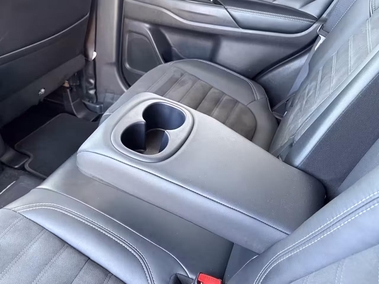 Mitsubishi Outlander 2.4 PHEV Intense / Trekhaak ( 1500 kg ) / Apple Carplay/Android Auto / Cruise control / |