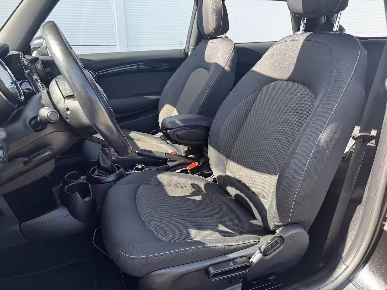 Mini 3-Deurs 1.5 Cooper Pepper Serious Business / Stoelverwarming voor / Navigatie / Parkeersensoren ac