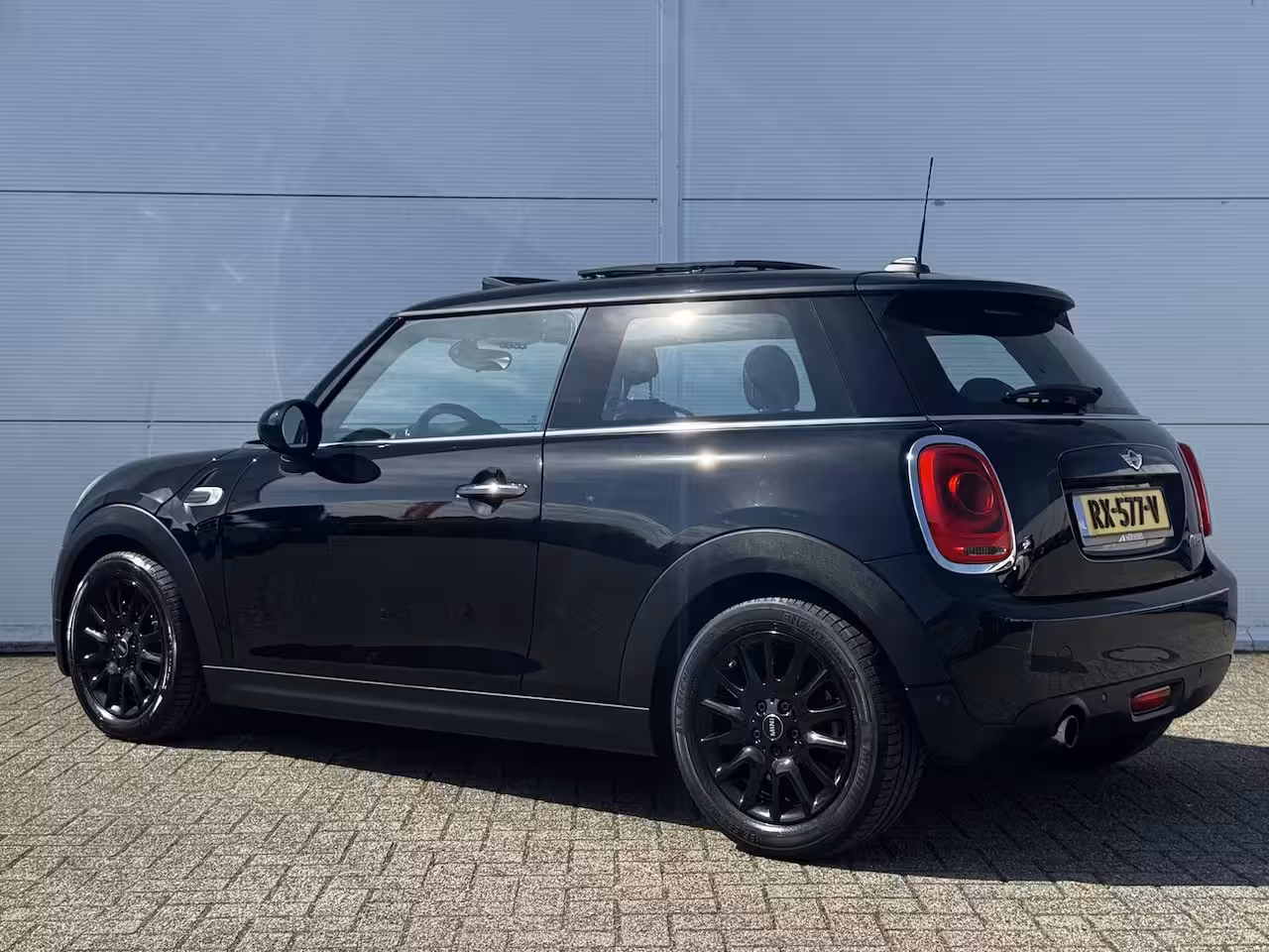 Mini 3-Deurs 1.5 Cooper Pepper Serious Business / Stoelverwarming voor / Navigatie / Parkeersensoren ac