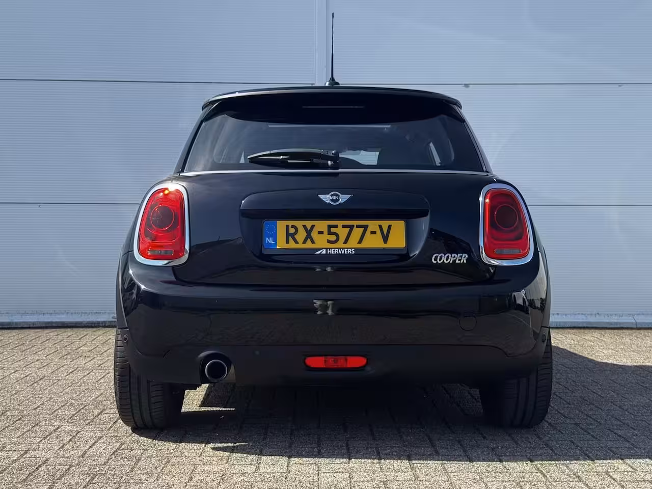 Mini 3-Deurs 1.5 Cooper Pepper Serious Business / Stoelverwarming voor / Navigatie / Parkeersensoren ac