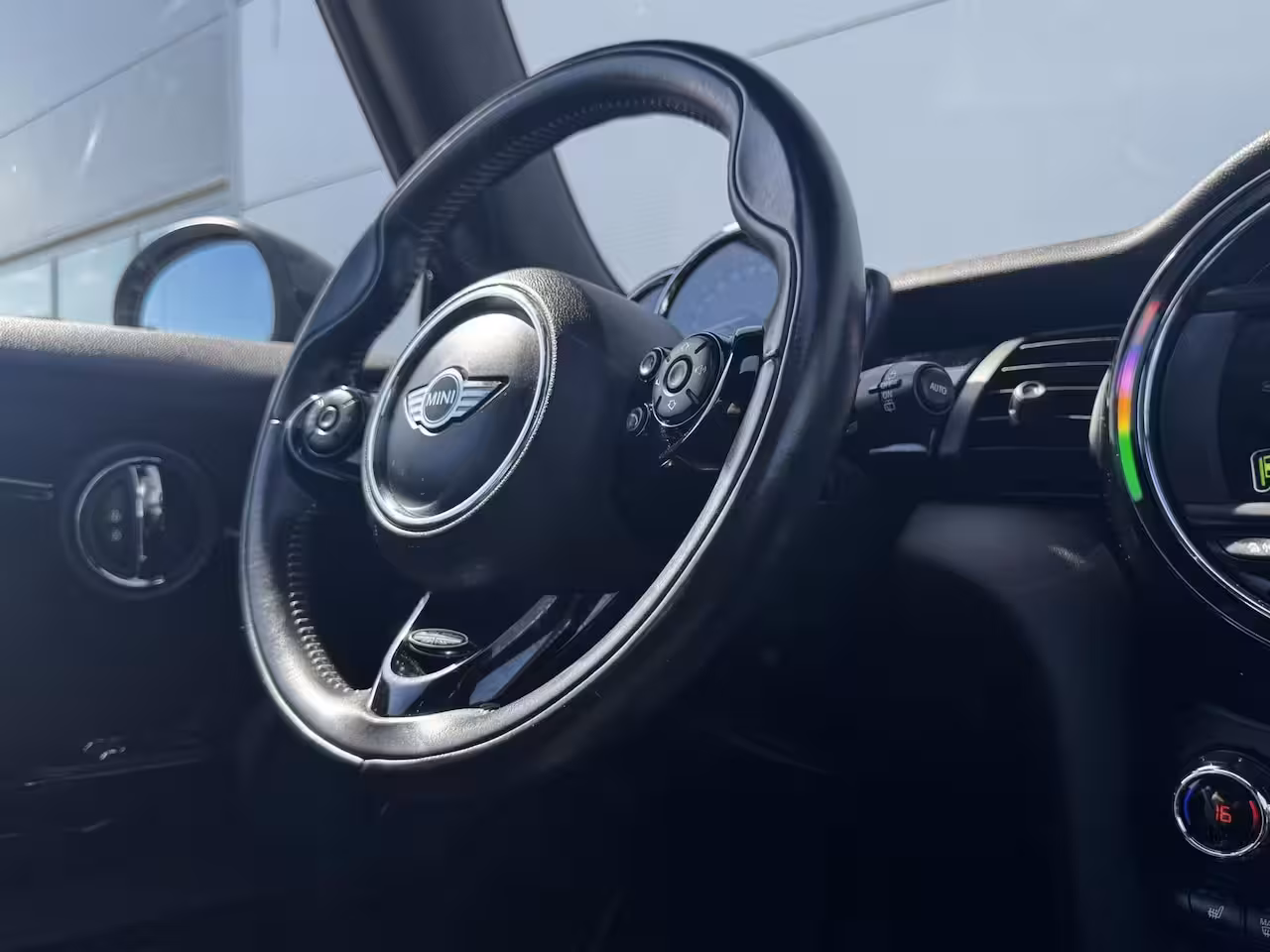 Mini 3-Deurs 1.5 Cooper Pepper Serious Business / Stoelverwarming voor / Navigatie / Parkeersensoren ac