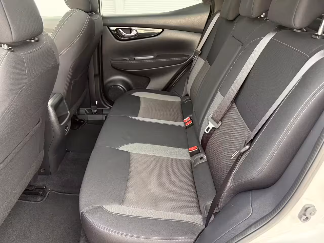Nissan Qashqai 1.3 DIG-T Design Edition / Trekhaak ( 1300 kg ) / Apple Carplay/Android Auto / Airco (auto